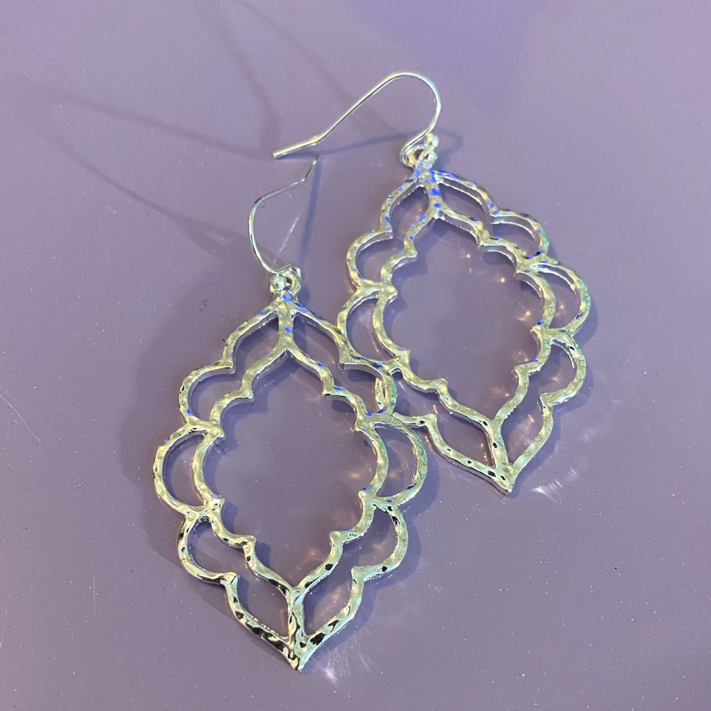 NEW!💙💎GORGEOUS! DROP EARRINGS!💎💙MOROCCAN INSPIRED DESIGN! SILVER TONE! LOVE! - Picture 5 of 6